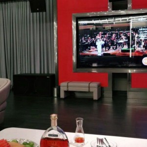 杭州KTV狂欢夜：全场互动与娱乐盛宴