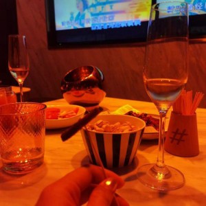 杭州临平区附近酒吧招聘商务接待,交五险一金吗？