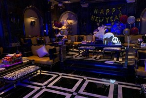 杭州小费多的酒吧招聘包厢服务员,夜场上班适合穿黑色衣服吗？